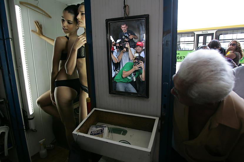 Modeles pozē fotogrāfiem... Autors: Mūsdienu domātājs 2010. gada 25 spēcīgākie foto!!!