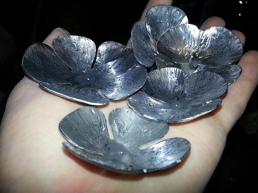 izklapējam lapiņas ieapaļas ... Autors: kpot Roze no metāla. Never ending rose. Metal rose hand made