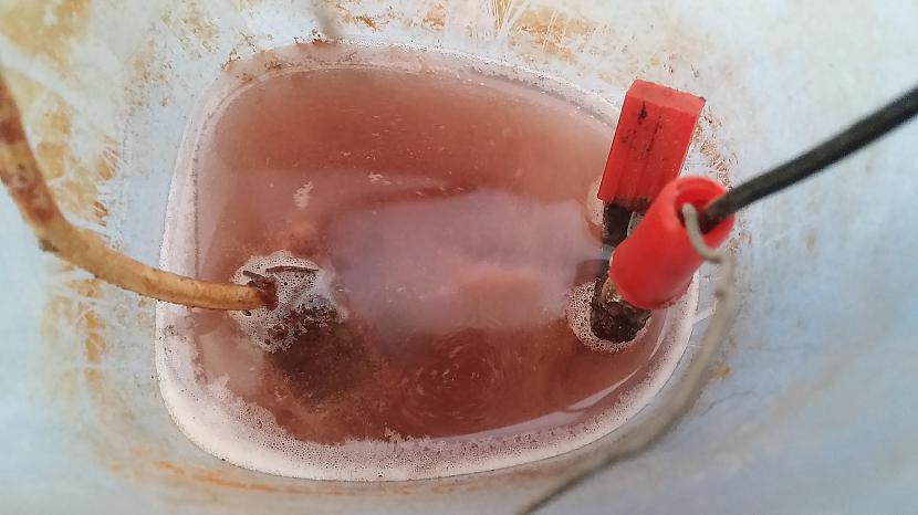 Notiek burbuļoscaronana... Autors: SalvatoreMundi Monētu tīrīšana ar elektrolīzi.