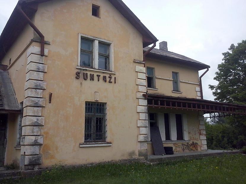 stacijā neviens vairs... Autors: sadPepe Pamestā Suntažu Vilcienu stacija.