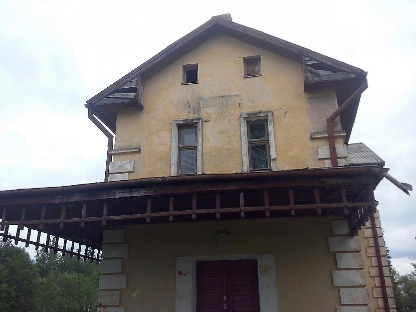 Stacijai bija divi stāvimēs... Autors: sadPepe Pamestā Suntažu Vilcienu stacija.