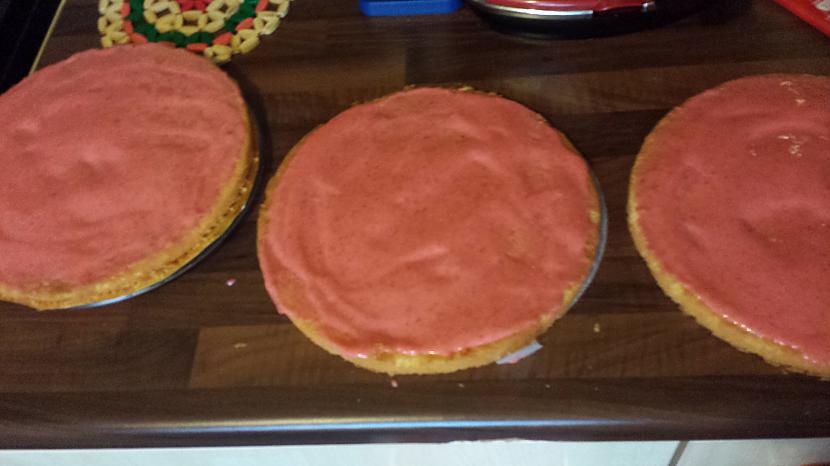 Vienmērīgi sadalam un... Autors: Aicixs Zemeņu torte neprašām, pagatavošanas laiks - 1 stunda.