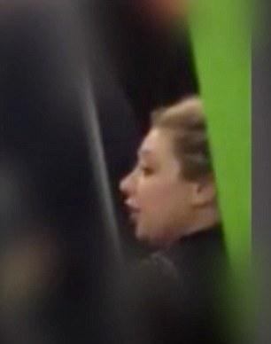 Vai tas nav tā kā nedaudz... Autors: matilde Sievietei metro 'aizvērās', apkaunojoši!