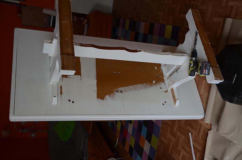 Otrā pusē izurbju lielākus... Autors: bombongs Projekts "Kaimiņam nevajadzīgais galds". Beidzot pabeigts!