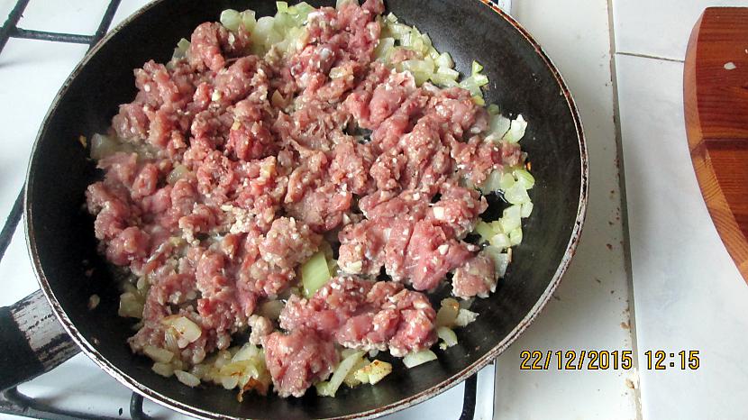 Pievienoju malto gaļu Cepu... Autors: rasiks Mani čebureki