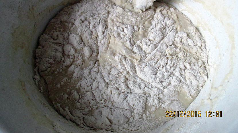Mīkla jau uzrūgusi... Autors: rasiks Mani čebureki