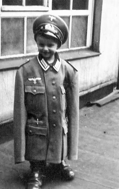 Jauns vācu puika apģērbies... Autors: EnVyUs Vēsture bildēs - 1. daļa.