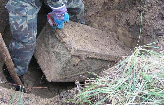 Kaste bija pārklāta ar... Autors: Ļurbaks Krievijas mežos atrod vecu metāla kasti, kas ierakta dubļos.