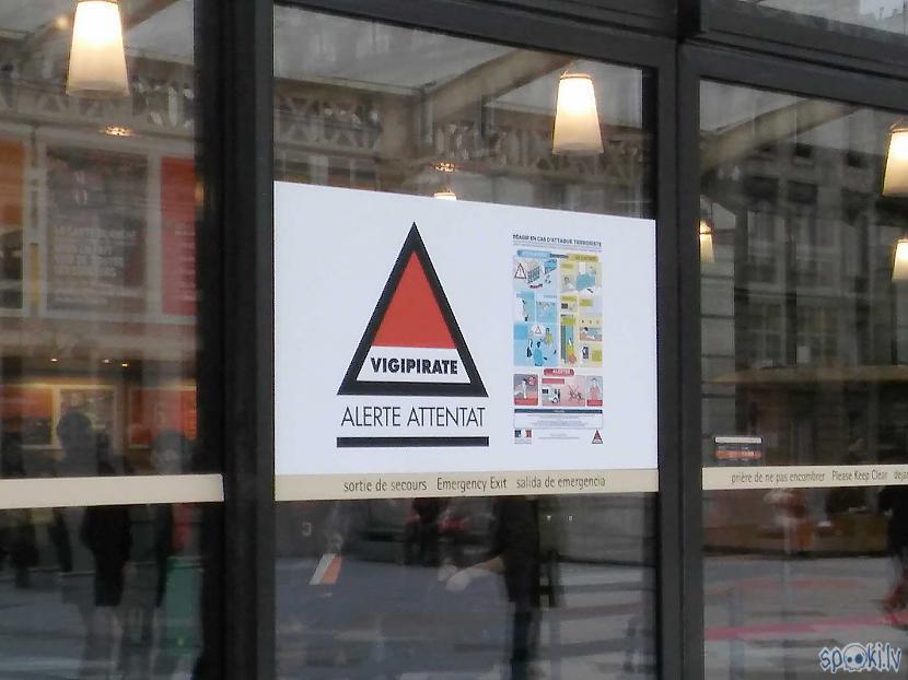 Kā visur Parīzē apmeklētāji... Autors: blusu_kerajs Dzēšot vecas bildes II (celtnieka piezīmes Parīzē)