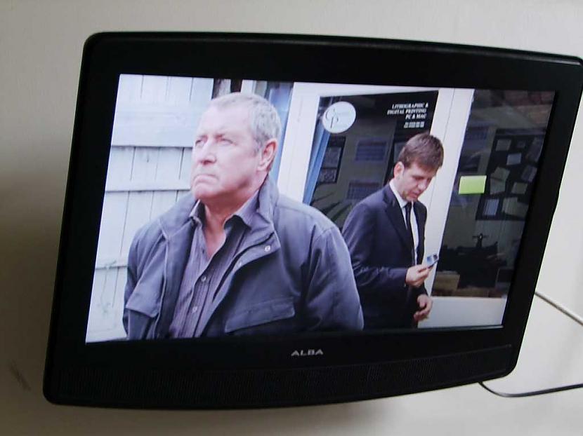 un TV rāda mums pazīstamus... Autors: blusu_kerajs Dzēšot vecās bildes (LONDONA pa fikso)