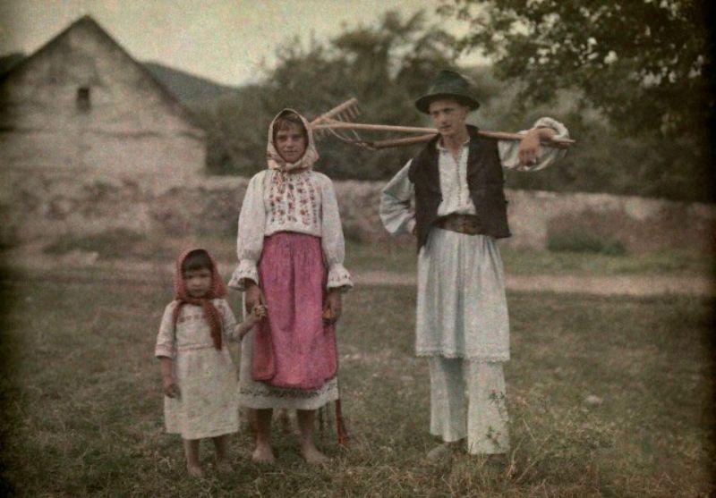 1930 jauna rumāņu ģimene uz... Autors: Lestets Retas bildes no Rumānijas pēc 1930. gada.