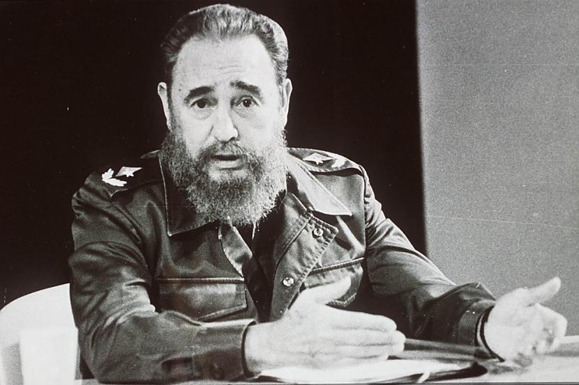 Fidelam Kastro starp palmām... Autors: Heroīns14 Diktatoru pusdienas.