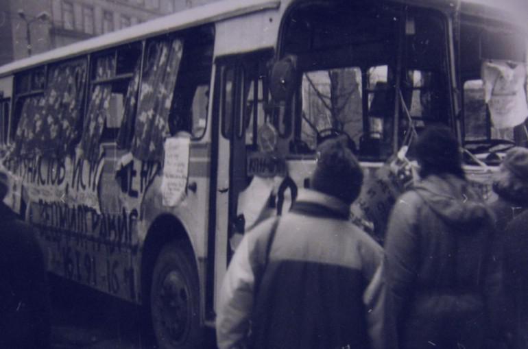 Autors: 100 A 30 emocionāli kadri no 1991. gada barikādēm. Tās ir mūsu atmiņas.