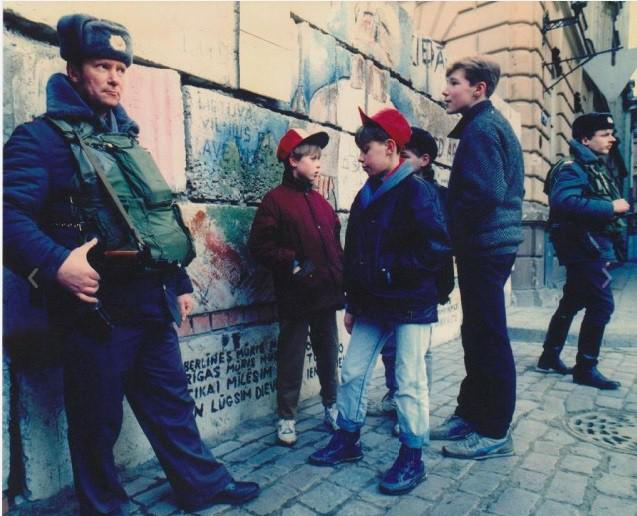 Autors: 100 A 30 emocionāli kadri no 1991. gada barikādēm. Tās ir mūsu atmiņas.