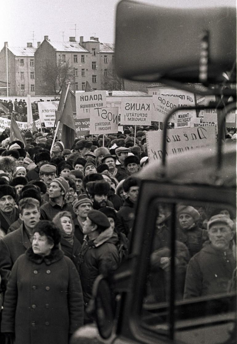 Autors: 100 A 30 emocionāli kadri no 1991. gada barikādēm. Tās ir mūsu atmiņas.