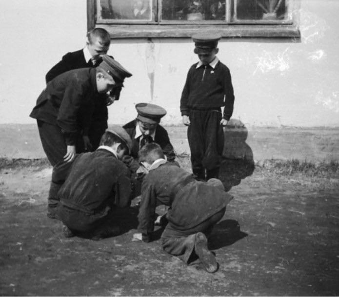 Pati spēle scaronķiet ir... Autors: Vilnis Salzemnieks Spēlēja reiz puikas čiku.
