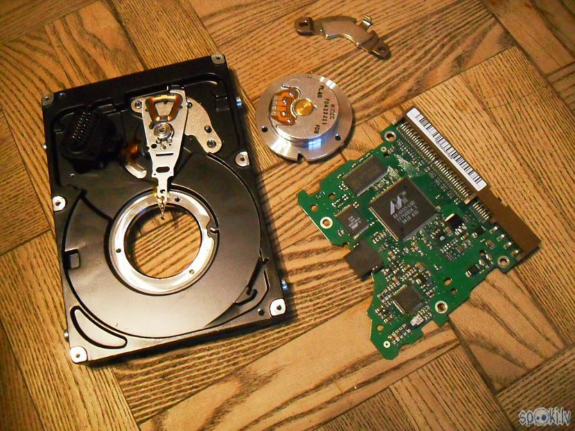 motors korpuss un vadības... Autors: Grey Wolf Kas "lācītim vēderā" jeb jaucam ārā HDD