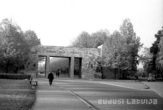 Pēc okupācijas Brāļu kapus... Autors: GargantijA Brāļu kapu četras ugunis