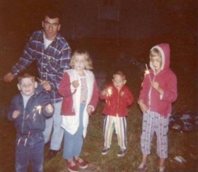 Vecāki nedomāja ka pirkstu... Autors: Lestets 12 lietas no bērnības, kas mūsdienās nav iedomājamas