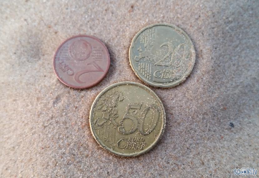 Tad vēl viens Autors: pyrathe Ar metāla detektoru pa pludmali 2018 (money, money, money)