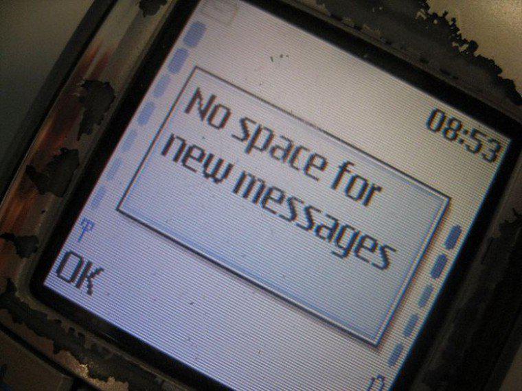 Kad telefonā nav vietas... Autors: ĶerCiet 25 grūtības, kuras mūsdienu bērni vairs nesapratīs