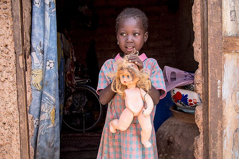 Burkinafaso valsts... Autors: Geimeris Bērni dažādos turības līmeņos izrāda savu mīļāko rotaļlietu...