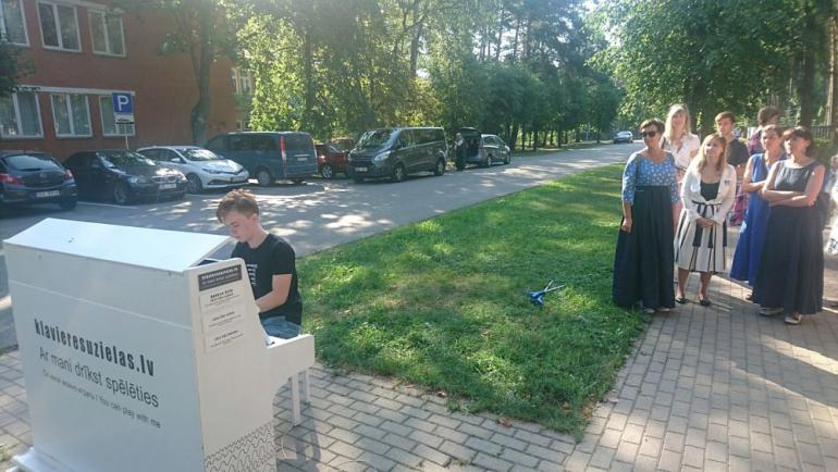Otras jaunatklātās klavieres... Autors: es tēvocis Jūrmalā atklātas brīvdabas klavieres, kuras var spēlēt garāmgājēji