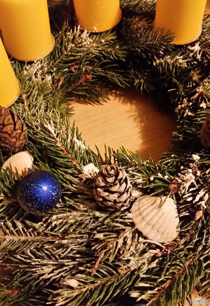 Gaiscaronu un priecīgu... Autors: pyrathe Adventes vainaga gatavošana