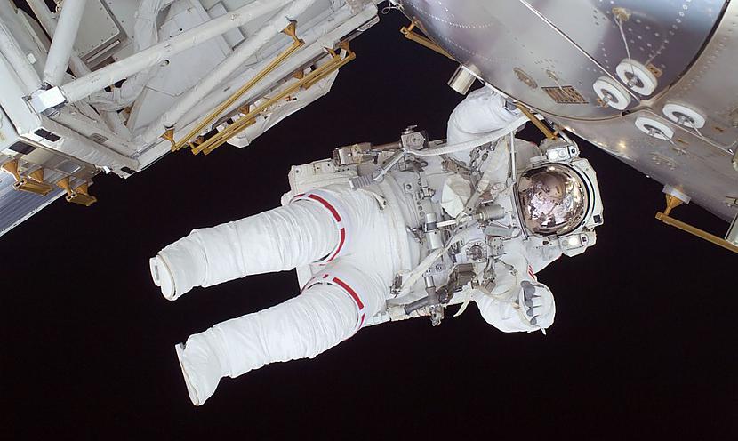 Autors: Raivo Logins3 Astronauts no kosmosa nejauši piezvana policijai