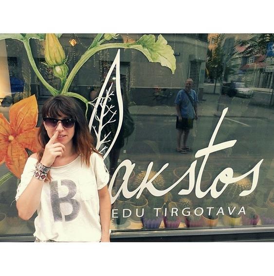 Autors: ĶerCiet Jaunieši Rīgas ielās veido smieklīgus uzrakstus. Pagājušās vasaras hīts!