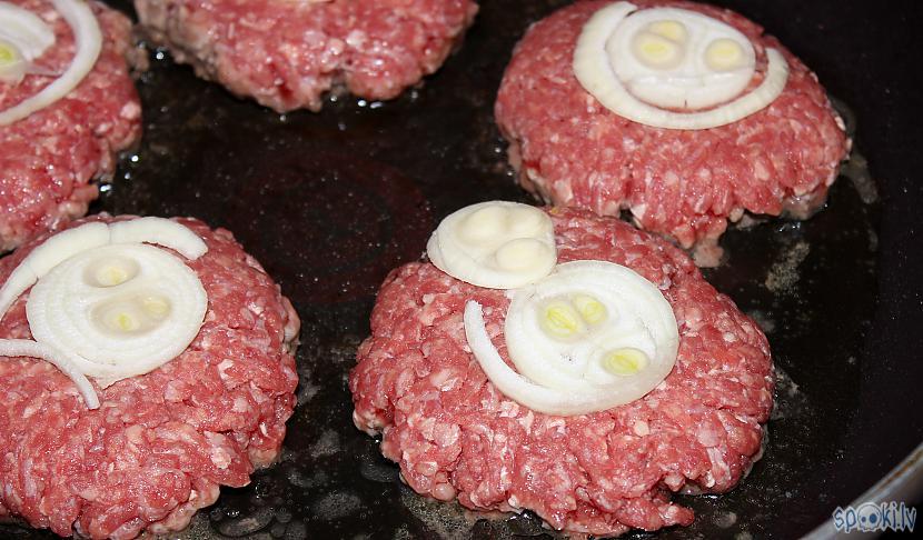 Kamēr viena puse cepās ... Autors: Werkis2 Werkis gatavo Sier-Burgeru