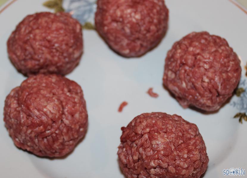 Sataisam bumbiņas gaļai... Autors: Werkis2 Werkis gatavo Sier-Burgeru