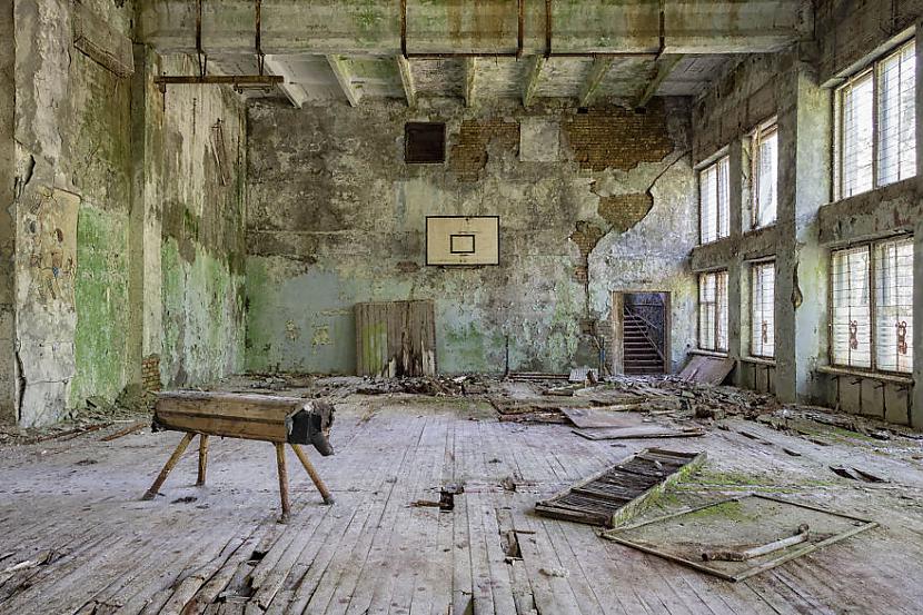 Autors: matilde Fotogrāfs atrod cilvēku pamestas vietas, kurās daba ņem virsroku