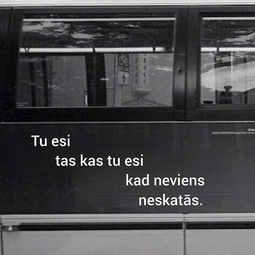 Tu esi tas kas tu esi kad... Autors: Jaunāspocīte Aesthetic melnbalti teksti (tekstiņi ar dziļu domu)