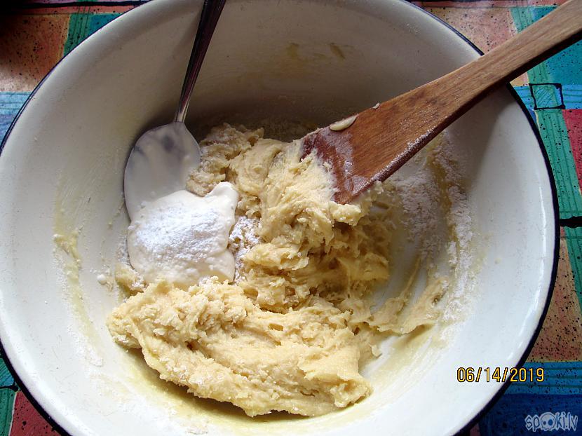 Pievienoju glāzi miltu un... Autors: rasiks Ātri pagatavojama biezpienmaize