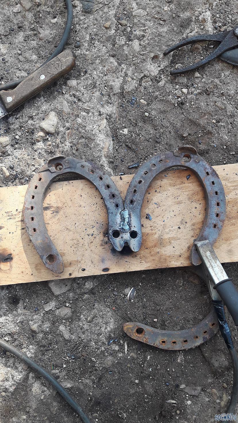 Mēģinājums sametināt kopā... Autors: DamnRiga DIY Pudeļu statīvs.