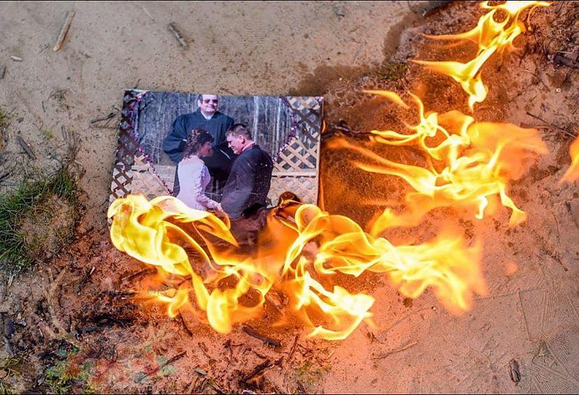 Autors: The Diāna Sieviete uzrīko fotosesiju par godu tam, ka izšķīrās pēc 13 gadiem laulībā