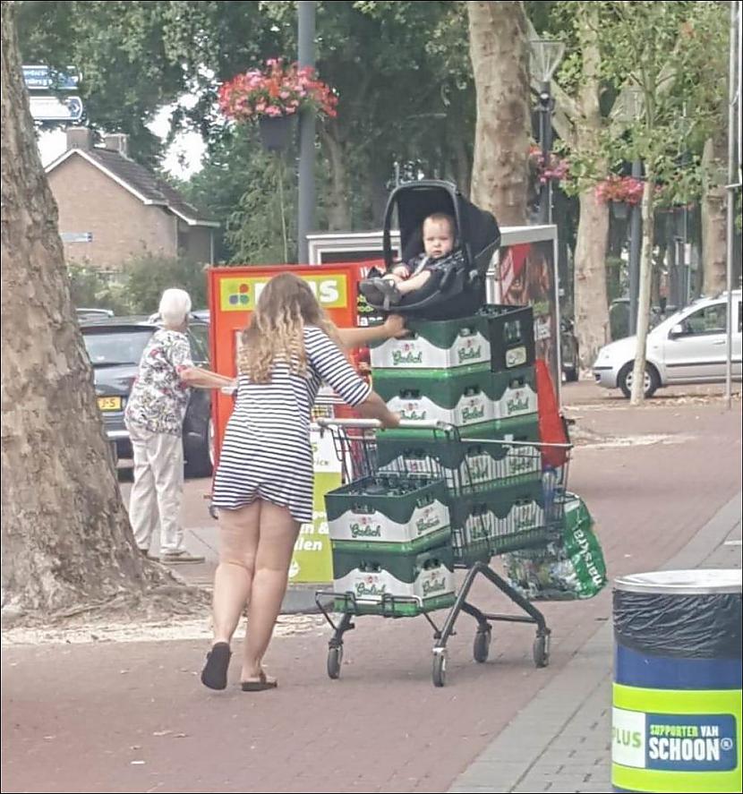 Students iet uz ēdnīcu Tur... Autors: es tēvocis Asorti ar tekstu šodienai (13.08.2019)