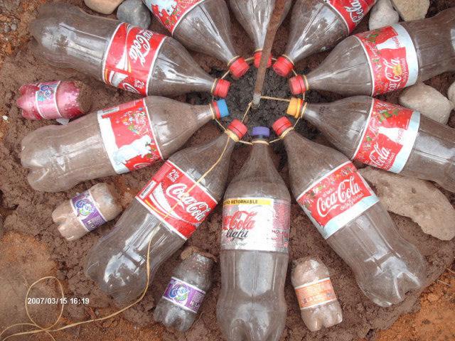 Autors: es tēvocis Māja, kas celta no plastmasas pudelēm
