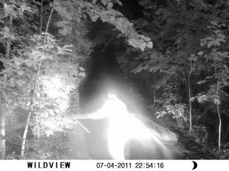 Kamerā iemūžināta enģeliska... Autors: Lestets 12 pārliecinošas paranormālas fotogrāfijas, kas liks tev noticēt spokiem