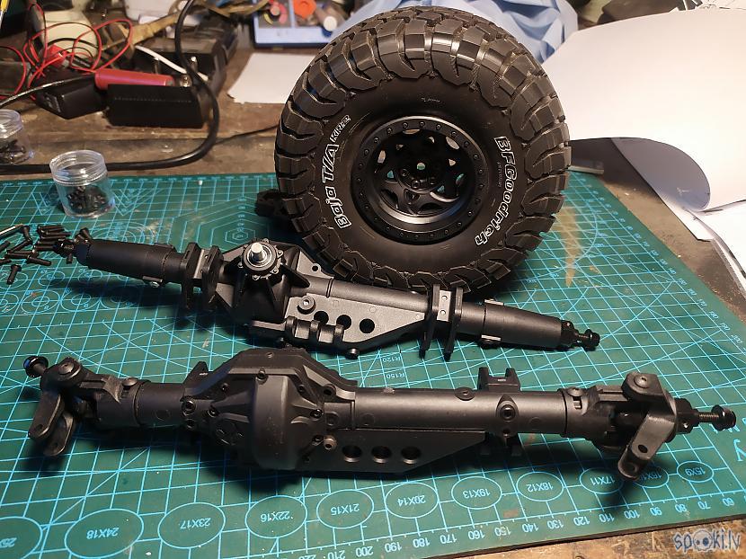 Tilti saskrūvēti un sasmērēti Autors: SalvatoreMundi Radiovadāmā auto "Axial Bomber" būve.