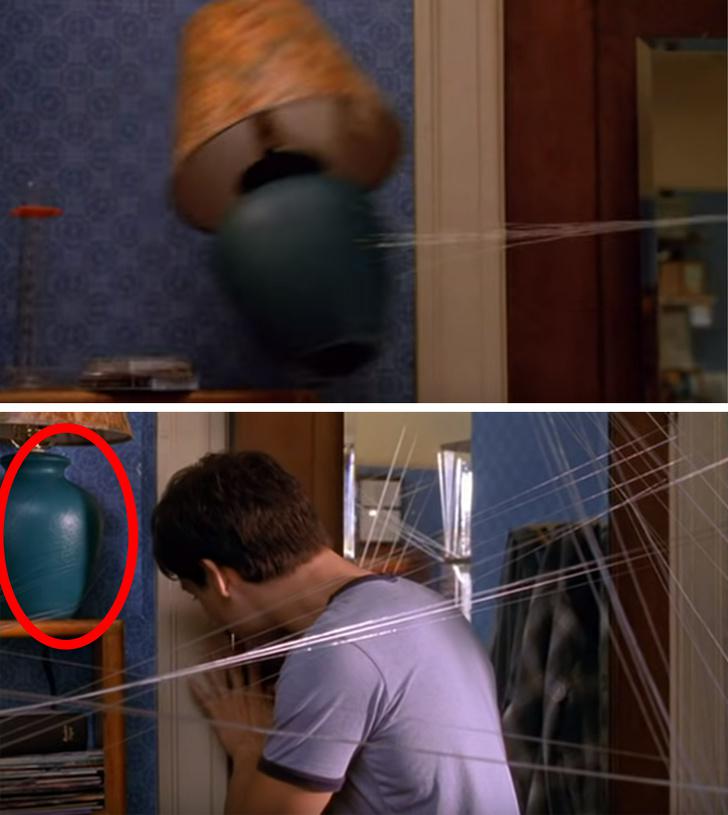 nbsplaquoSpiderManraquoIzskatās ka Zirnekļcilvēks nevar izlemt ko darīt ar to lampu Vai arī lampa nespēj izlemt ko iesākt jo ainā kad Pīters atklāj savas tīkluspļāvējspēju viņscaron to netīscaronām sasit bet jau citā kadrā tā stāv vesela tā it kā nekas nebūtu noticisnbs... Autors: matilde 17 būtiskas slavenu filmu kļūdas, kuras pamana tikai retais