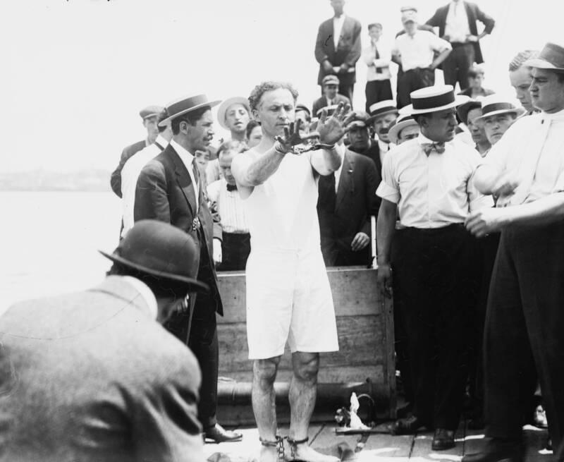 nbsp1926 gada sākumā Hudini... Autors: Alfredo Harijs Hudini - vīrs, kurš spēja izbēgt no visa, izņemot nāves
