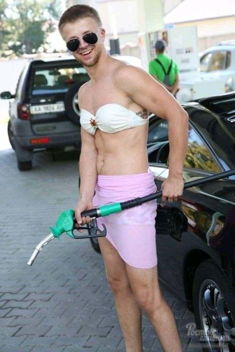 Viena no degvielas uzpildes... Autors: es tēvocis Autovadītāji, kas saģērbušies bikini, lai no degvielas uzpildes stacijas...