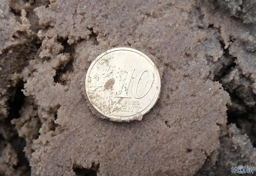 Nesezonā baltie eirocenti ir... Autors: pyrathe Ar metāla detektoru pa pludmali 2019 (18. novembris)