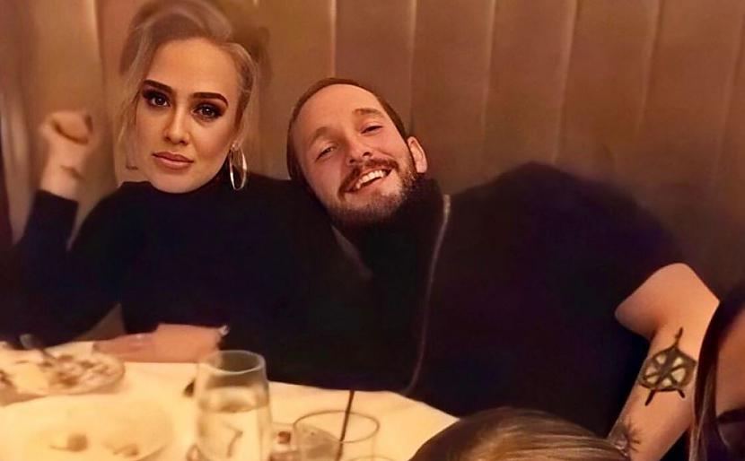 Slavenā dziedātāja Adele padarījusi savu draugu kāzas neaizmirstamas