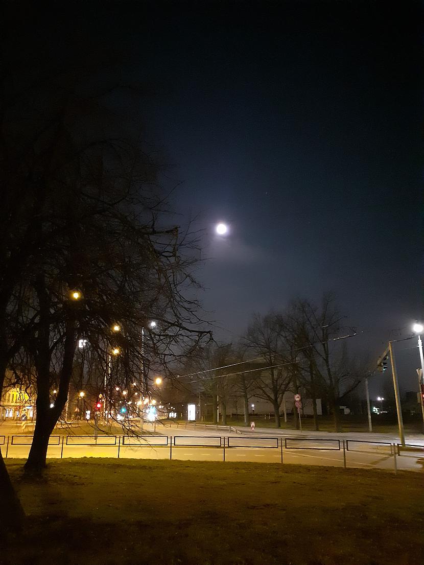 Paejot dažus metrus nostāk Autors: Drakonvīrs Pilnmēness plkst 4 - 4.30, un saullēkts...