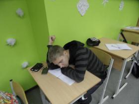 Pozas kā guļam skolā!