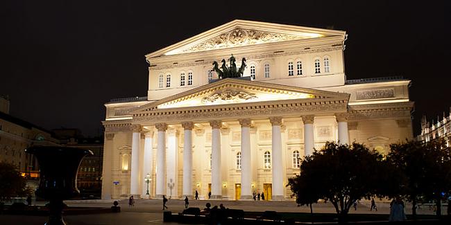 Leģendārs Maskavas teātris ved uz Rīgu dzirkstošu bufonādi
