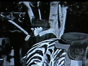 Mobilais telefons 1922. gadā un laika ceļotāji?
